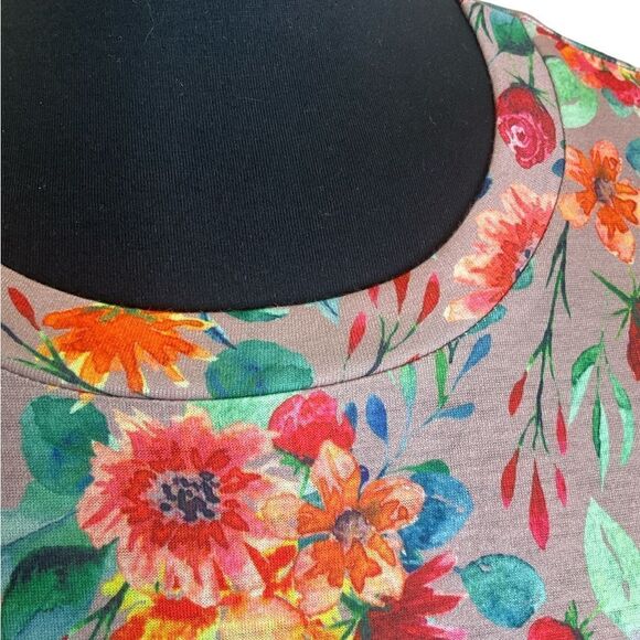 Crazy Train High/Low Knit Top Short Sleeve Floral Size M NWOT - Picture 8 of 11